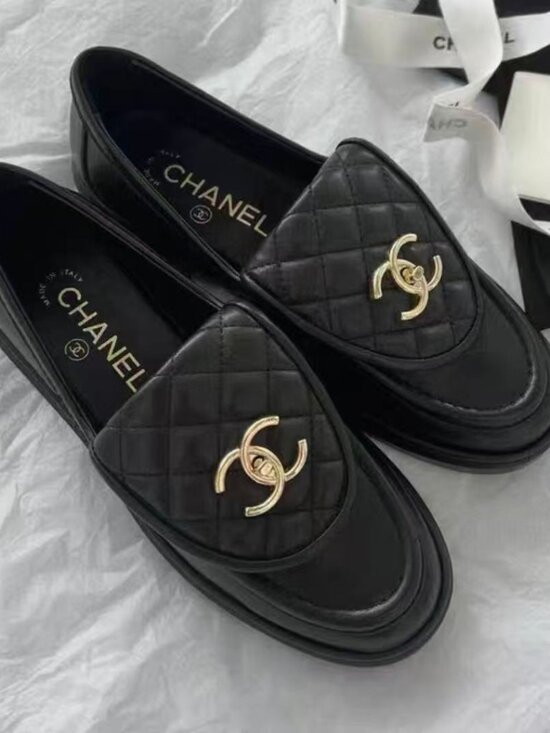 Chanel Black Quilted Leather CC Turnlock Loafers Size 39  Chanel Black Quilted Gold CC Turnlock Loafers Size 39